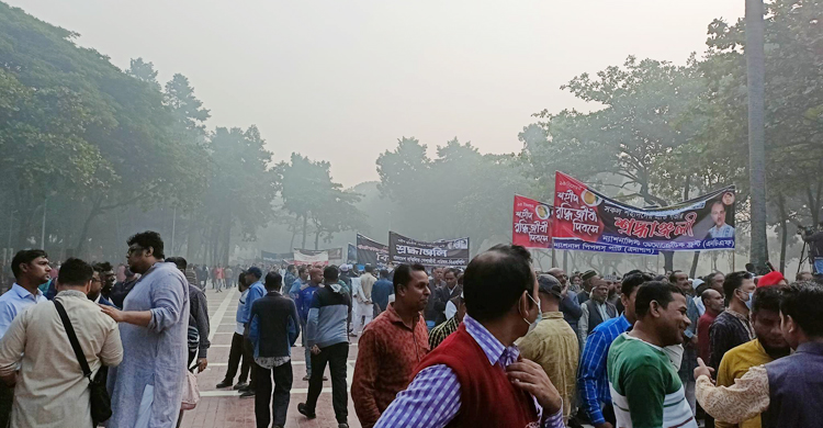 শহীদ বুদ্ধিজীবী স্মৃতিসৌধে সর্বস্তরের মানুষের শ্রদ্ধা