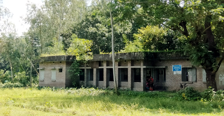 রাতে মদ-জুয়ার আসর বসে দুর্গাপুর ইউনিয়ন স্বাস্থ্যকেন্দ্রে