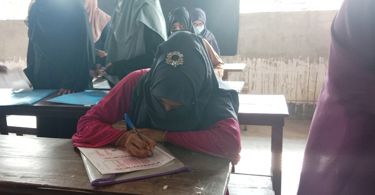 ১০ দিনের শিশুকে কোলে নিয়ে পরীক্ষাকেন্দ্রে মা