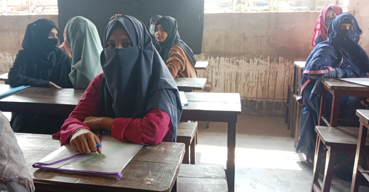 ১০ দিনের শিশুকে কোলে নিয়ে পরীক্ষাকেন্দ্রে মা