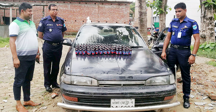 রাস্তায় পড়ে থাকা প্রাইভেটকারে মিলল ১০০ বোতল ফেনসিডিল