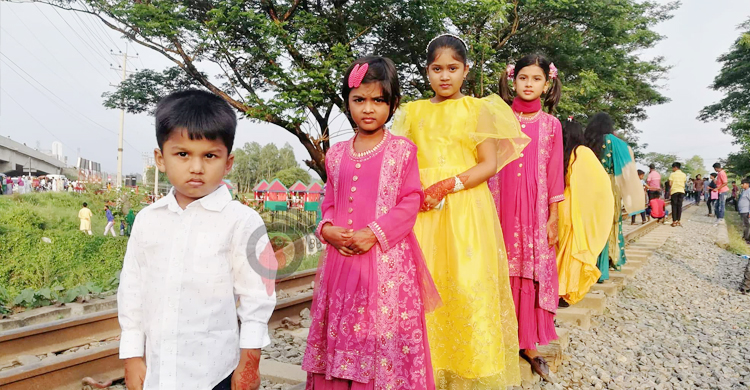 বিনোদন কেন্দ্র না থাকায় সড়ক ও রেললাইনে ভিড়