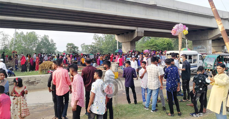 বিনোদন কেন্দ্র না থাকায় সড়ক ও রেললাইনে ভিড়
