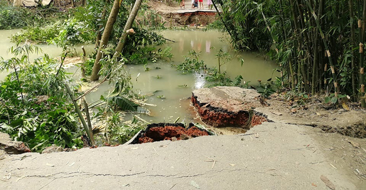 ছয় মাস না যেতেই ভেঙে গেল সড়ক
