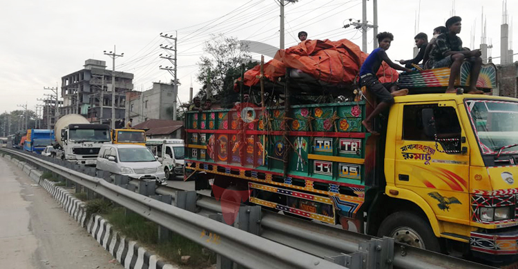 ৪ লেনের গাড়ি ঢুকছে এক লেনে, ঢাকা-টাঙ্গাইল মহাসড়কে তীব্র যানজট