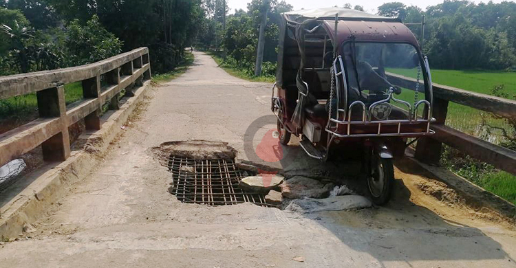 ঝুঁকিপূর্ণ ব্রিজে চলছে যানবাহন, ভেঙে পড়ার আশঙ্কা