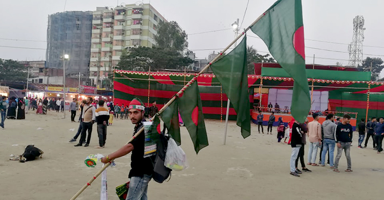 লাল-সবুজ পতাকার ফেরিওয়ালা সবুজ মিয়া