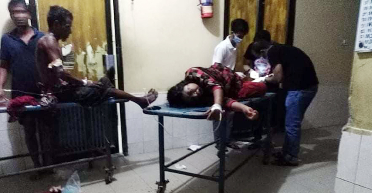যৌতুক না পেয়ে শ্বশুর-শাশুড়ি, স্ত্রীসহ ৫ জনকে কুপিয়ে আহত