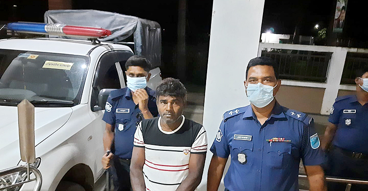 স্বামীর অত্যাচার থেকে বাঁচতে সন্তান নিয়ে ভূমি কার্যালয়ে নারী