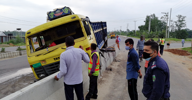 ট্রাকের মধ্যে ঘুম, প্রাণ গেল ৩ জনের