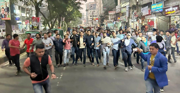 আটক বিএনপি নেতাদের মুক্তির দাবিতে ছাত্রদলের বিক্ষোভ
