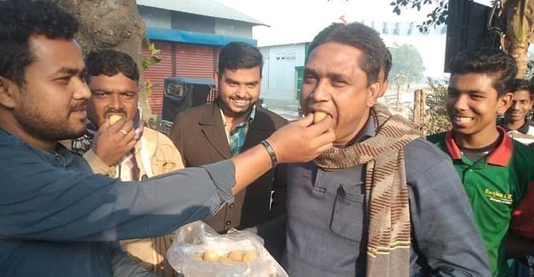 বকশীগঞ্জ ছাত্রলীগ সভাপতিকে বহিষ্কার করায় মিষ্টি বিতরণ