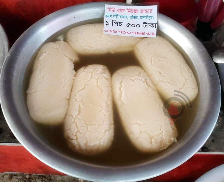 মেলায় ৮ কেজির এক বালিশ মিষ্টির দাম ৩ হাজার