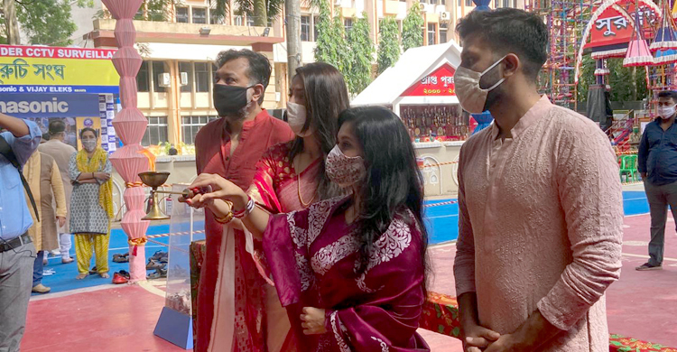 পূজা দিতে গিয়ে ‘আদালত অবমাননার’ মুখে সৃজিত-মিথিলা