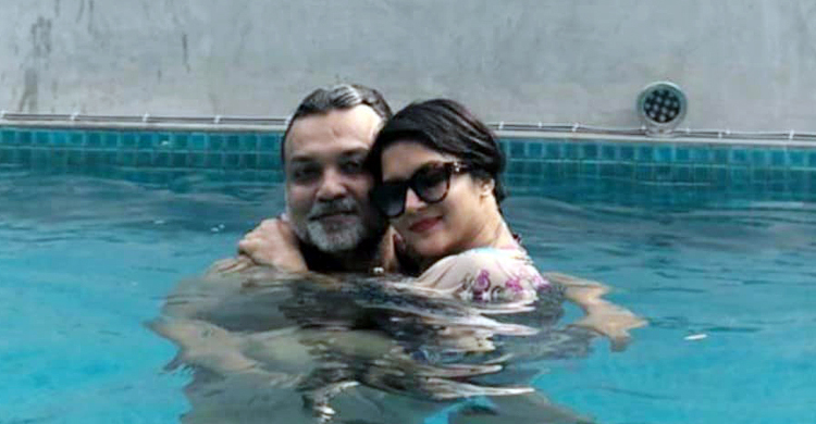 মিথিলা-সৃজিতের জলকেলি