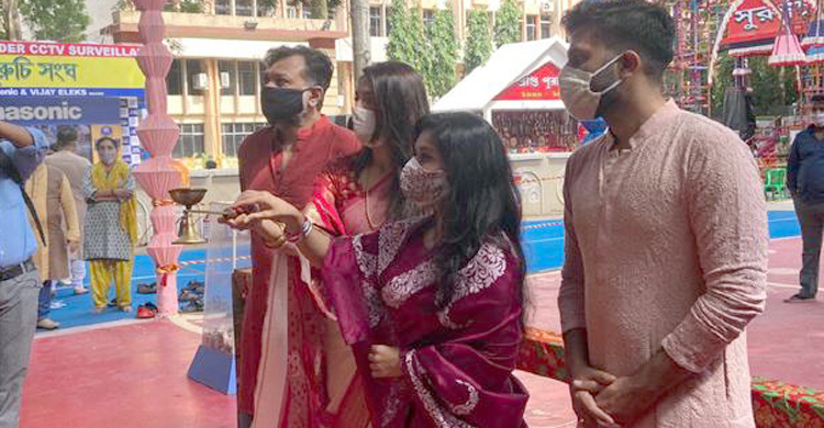 সৃজিতের সঙ্গে পূজা মণ্ডপে আরতি দিলেন মিথিলা
