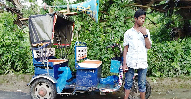 স্বতন্ত্র প্রার্থীর প্রচার মাইকের শব্দযন্ত্র ছিনিয়ে নিল মুখোশধারী