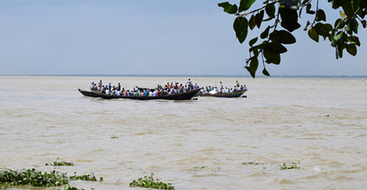 মেঘনায় বরযাত্রীবাহী ট্রলারে ডাকাতি, আহত ১২