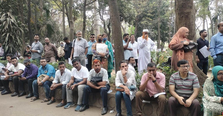 হলে পরীক্ষার্থীরা, বাইরে উৎকণ্ঠায় অভিভাবকরা