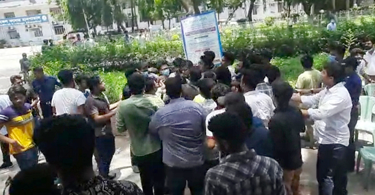 মমেকে ছাত্রলীগের হাতাহাতি, ২৪ ঘণ্টার মধ্যে হল ছাড়ার নির্দেশ