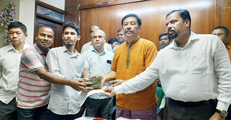 মায়ের চিকিৎসায় নিজেকে বিক্রি করতে চাওয়া মামুনের পাশে উশৈসিং