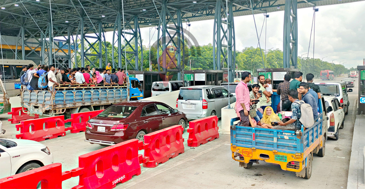 বাস না পেয়ে ট্রাক-পিকআপে করে বাড়ি ফেরা