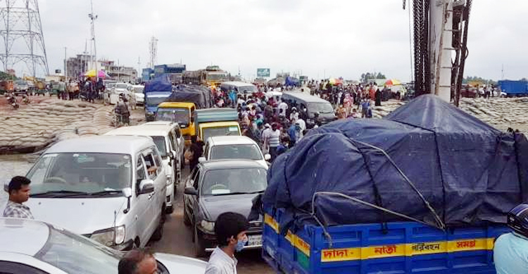 বিধিনিষেধ উপেক্ষা করে শিমুলিয়া ঘাটে মানুষের ভিড়