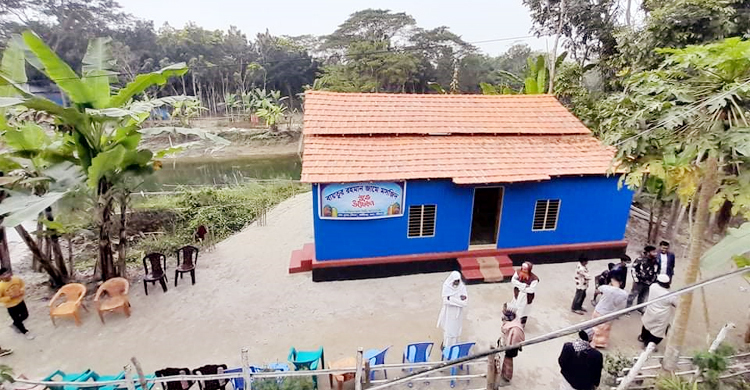 দৃষ্টি কাড়ছে টালির তৈরি ইকো মসজিদ