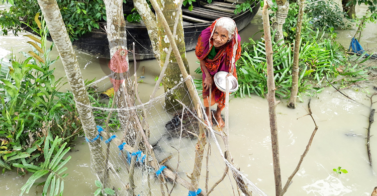 মোংলায় কালাইনগর বাঁধ ভেঙে গ্রামে ঢুকলো পানি