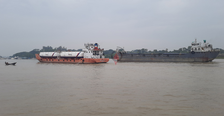 থেমে থেমে বৃষ্টি, বৈরী আবহাওয়ায় আতঙ্কিত উপকূলবাসী