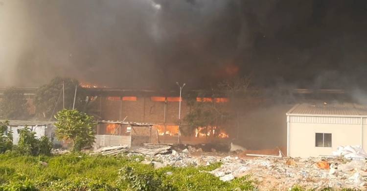 সাড়ে ৫ ঘণ্টা ধরে জ্বলছে মোংলা ইপিজেডের আগুন, নিয়ন্ত্রণে ১১ ইউনিট