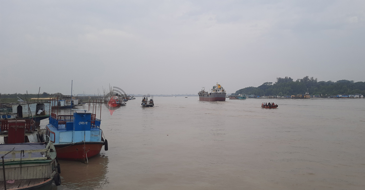 থেমে থেমে বৃষ্টি, বৈরী আবহাওয়ায় আতঙ্কিত উপকূলবাসী