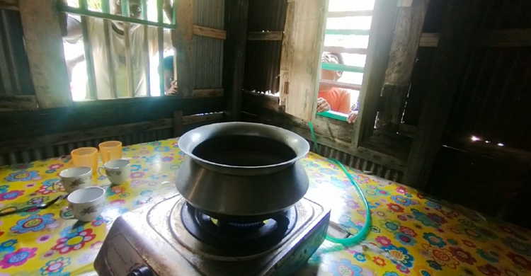 মোংলায় মৎস্য ঘের থেকে উঠছে গ্যাস, চলছে রান্নাও