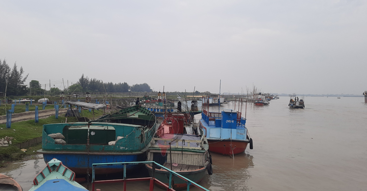 থেমে থেমে বৃষ্টি, বৈরী আবহাওয়ায় আতঙ্কিত উপকূলবাসী