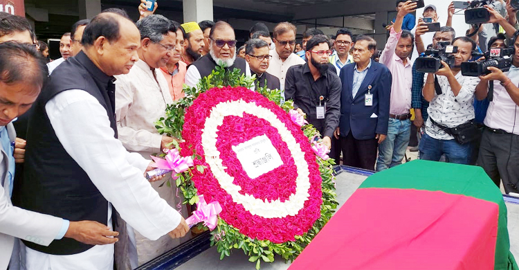গাফ্ফার চৌধুরীর মরদেহে মুক্তিযুদ্ধমন্ত্রীর শ্রদ্ধা
