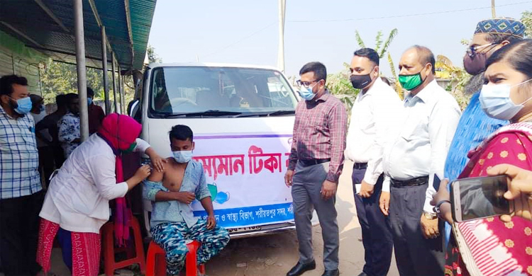শরীয়তপুরে টিকা নিয়ে বাড়ি বাড়ি যাচ্ছেন স্বাস্থ্যকর্মীরা
