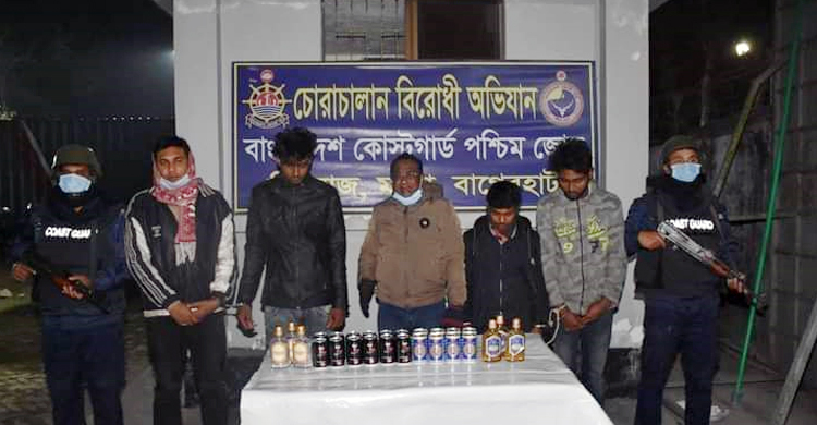 ২৬ বোতল বিদেশি মদসহ আটক ৫