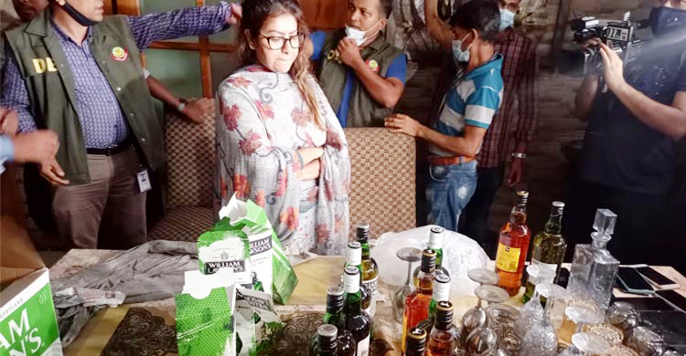 মদ-ইয়াবা খাই না, মামলা সাজানো: আদালতে মৌ