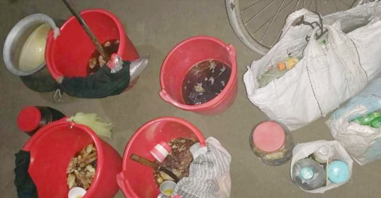 পঞ্চগড়ে মাটির চুলায় তৈরি হচ্ছিল মধু, গ্রেফতার ৩