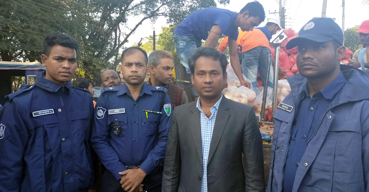 টিসিবির পেঁয়াজ কালোবাজারে বিক্রি, হাতেনাতে ধরা পড়লেন ডিলার