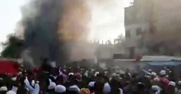 ভালুকায় আল মদিনা মার্কেটে আগুন