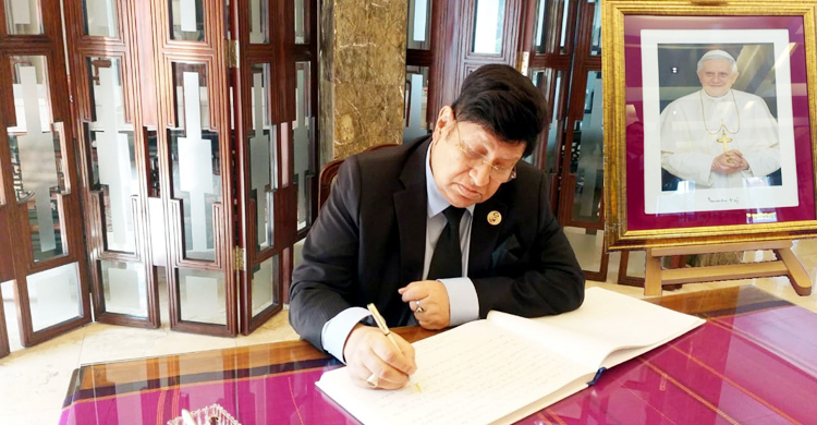 পোপ ষোড়শ বেনেডিক্টের মৃত্যুতে শোক বইয়ে সই পররাষ্ট্রমন্ত্রীর