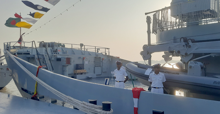 মোংলায় নৌবাহিনীর যুদ্ধ জাহাজ সর্বসাধারণের জন্য উন্মুক্ত