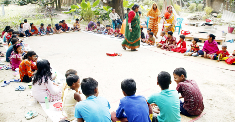 ইউটিউব-ফেসবুকের আয়ের টাকায় পিছিয়ে পড়া শিশুদের মুখে হাসি