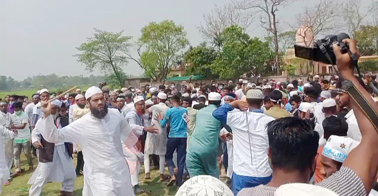 সেলফি তুলতে আসা তরুণদের লাঠি হাতে তাড়ালেন মামুনুল হক