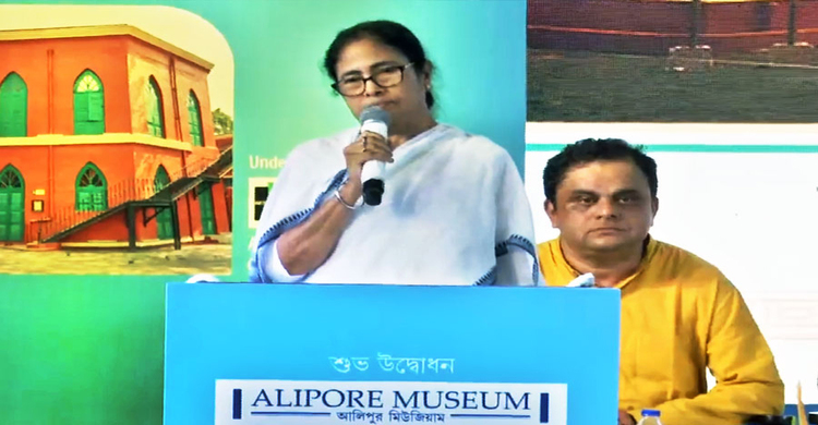 রাজনৈতিক কারণে বদলে দেওয়া হচ্ছে ঐতিহাসিক ঘটনাও: মমতা ব্যানার্জী