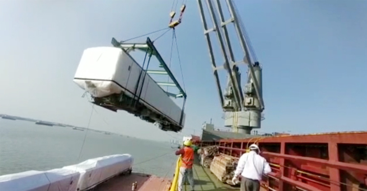 মোংলা বন্দরে মেট্রোরেলের কোচ-ইঞ্জিন খালাস শুরু