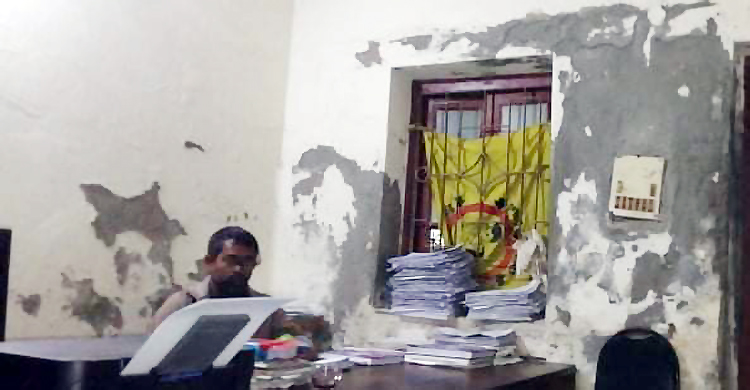 বন্দরের পরিত্যক্ত ভবনেই চলছে মোংলা পৌরসভার কার্যক্রম