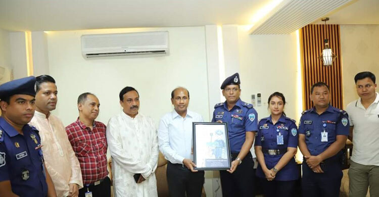 মোনায়েমের ছবিটি এখন এআইজিপি মনিরুল ইসলামের কাছে