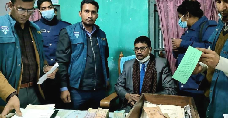সাব-রেজিস্ট্রির অফিস সহকারীর ড্রয়ারে মিললো ৩ লাখ টাকা